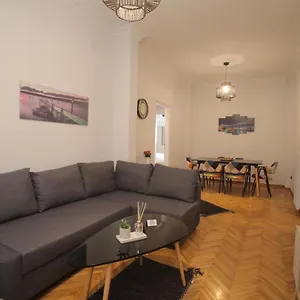 thessaloniki-center-aristotelous-apartment.hotels-of-thessaloniki.com/